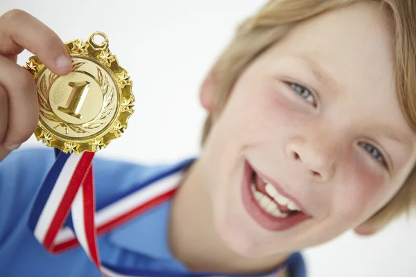 Νεαρό αγόρι που δείχνει στα ανοικτά μετάλλιο — Φωτογραφία Αρχείου