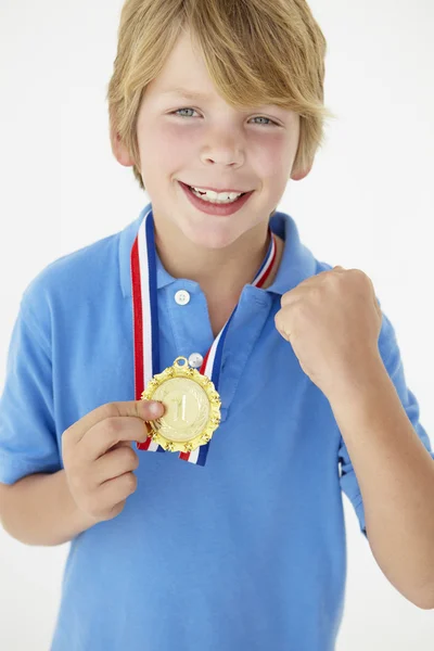 Młody chłopak popisać medal — Zdjęcie stockowe