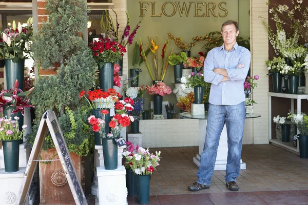Hombre parado fuera floristería —  Fotos de Stock