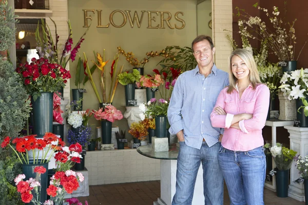 Paar staande buiten bloemist — Stockfoto