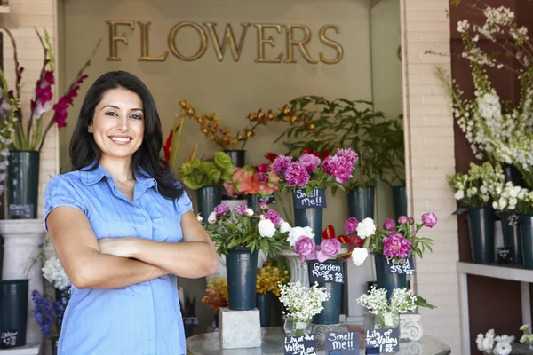 Frau steht vor Blumengeschäft — Stockfoto