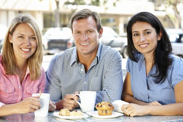 Friends chatting outside café — Stock Photo, Image