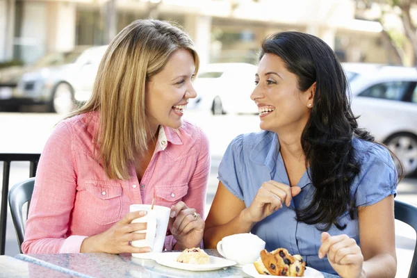 Frauen plaudern bei Kaffee und Kuchen — Stockfoto