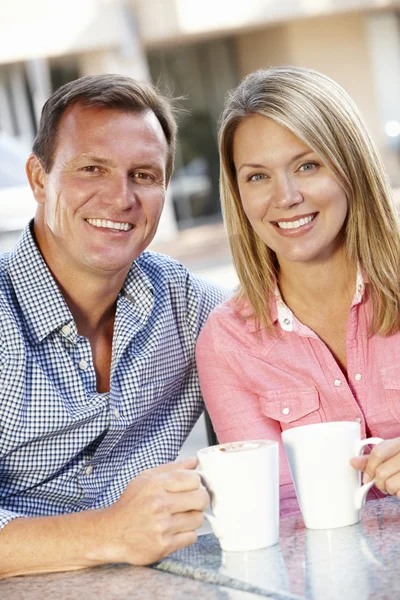 Couple sitting at sidewalk café — Stok fotoğraf