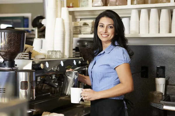 Kobieta pracująca w kawiarni — Zdjęcie stockowe