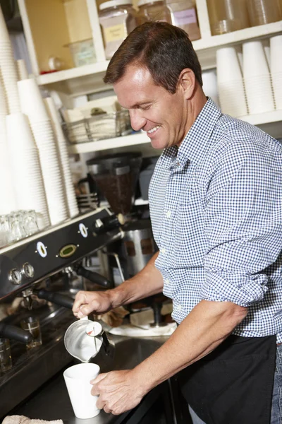 Mann arbeitet in Coffeeshop — Stockfoto