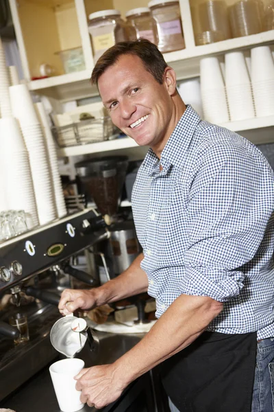 Mann arbeitet in Coffeeshop — Stockfoto
