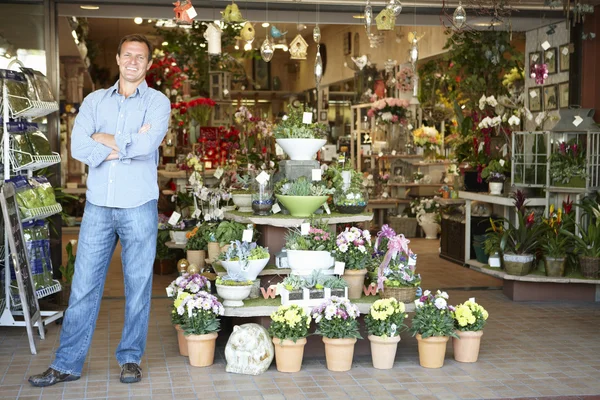 Hombre trabajando en floristería —  Fotos de Stock