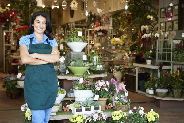 Женщина, работающая в цветочном бизнесе — стоковое фото
