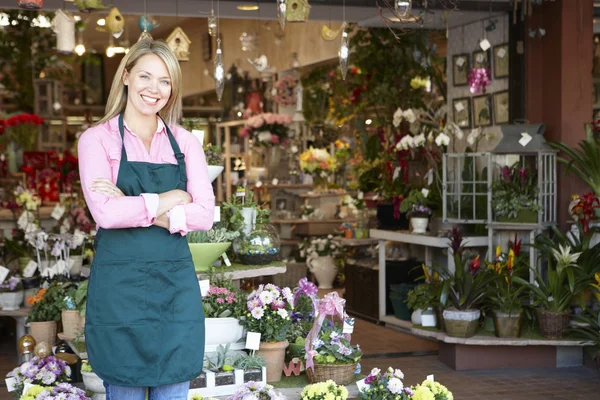 Kvinna som arbetar i florist — Stockfoto