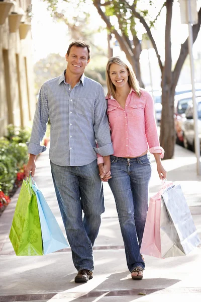 Casal carregando compras — Fotografia de Stock