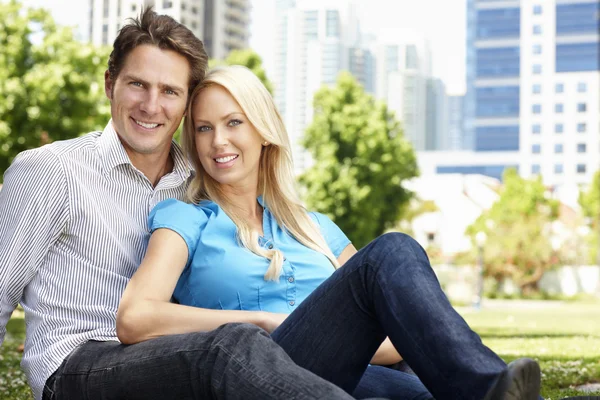 Couple sitting in city park — Stock Photo, Image