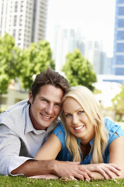 Couple in city park — Stock Photo, Image