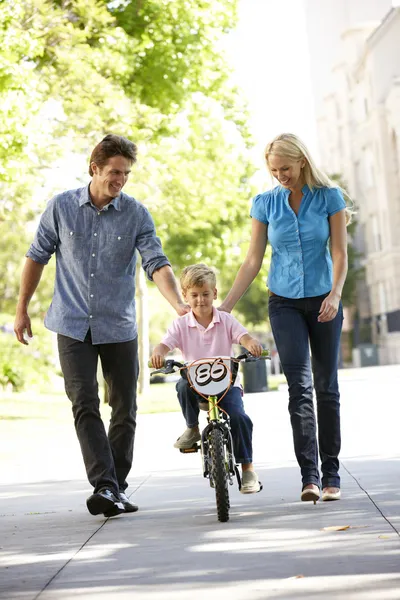 Ouders met jongen op fiets — Stockfoto
