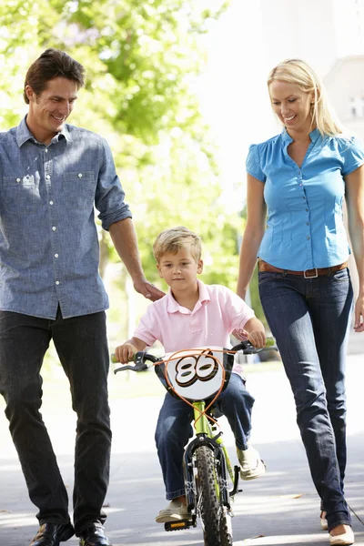 Родители с мальчиком на велосипеде — стоковое фото