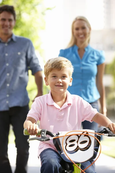 Föräldrar med pojke på cykel — Stockfoto