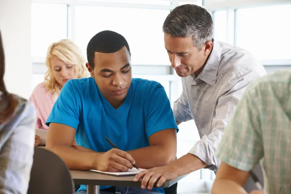 Tutor helping student in class — Stock Photo, Image