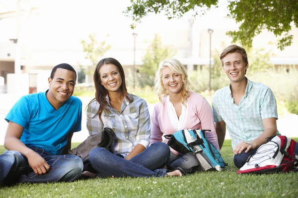 Grupo de estudiantes al aire libre — Foto de Stock