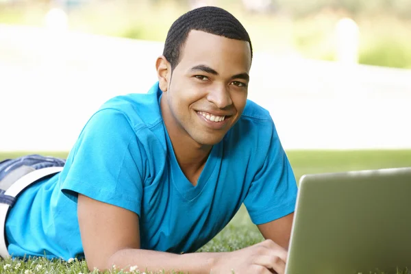 Mladý muž pomocí notebooku venku — Stock fotografie