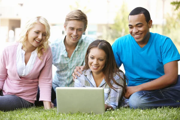 Jovens usando laptop ao ar livre — Fotografia de Stock