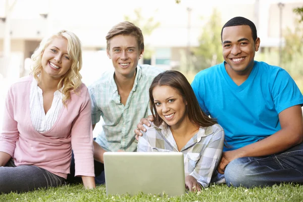 Unga använder laptop utomhus — Stockfoto