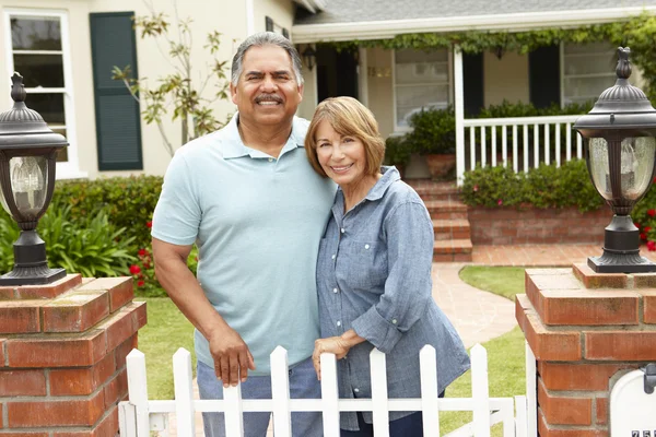 Senior hispanic paar buiten huis — Stockfoto