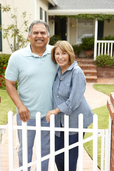 Senior pareja hispana fuera de casa — Foto de Stock