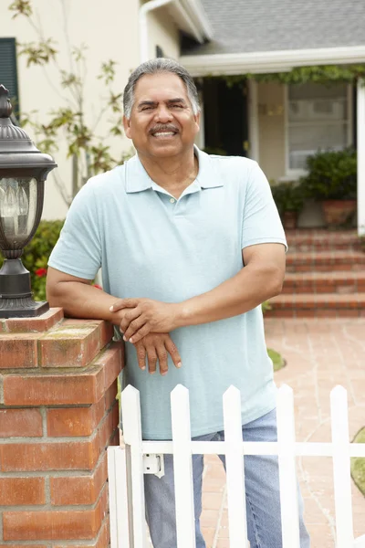 家の外のシニアのヒスパニック系男 — ストック写真