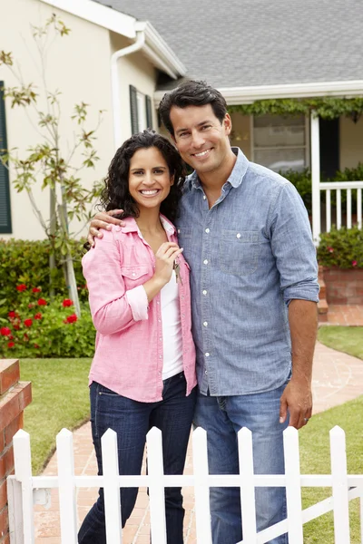 Spansktalande par utanför nya hem — Stockfoto