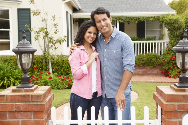 Spansktalande par utanför nya hem — Stockfoto