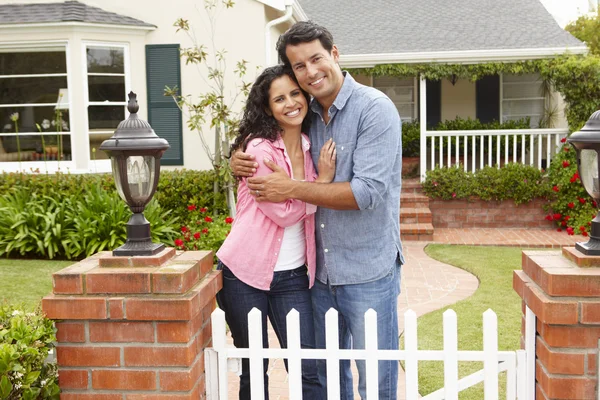 Hispanic paar buiten huis — Stockfoto