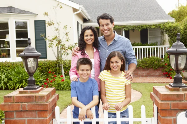 Spaanse familie buiten huis — Stockfoto