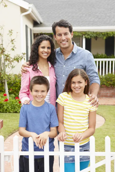 Spansktalande familj utanför hem — Stockfoto