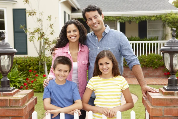 Spansktalande familj utanför hem — Stockfoto