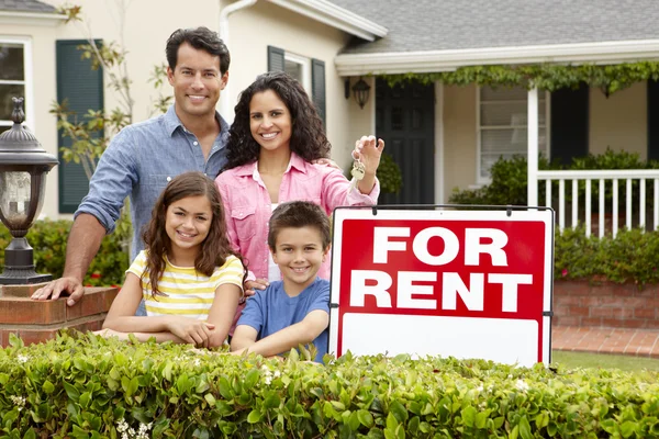 Hispanic family outside home for rent — Stock Photo, Image