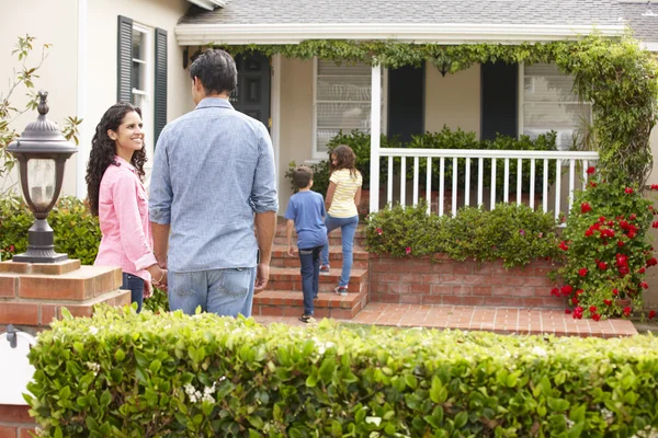 Spaanse familie buiten huis te huur — Stockfoto