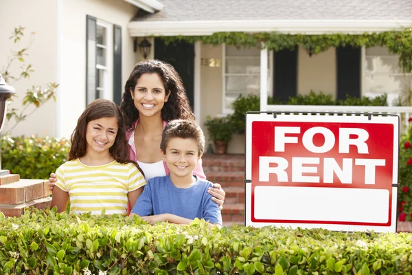 Mother and children outside home for rent — Stock Photo, Image