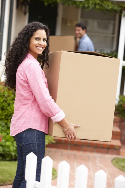 Hispanic paar verhuizen naar een nieuw huis — Stockfoto