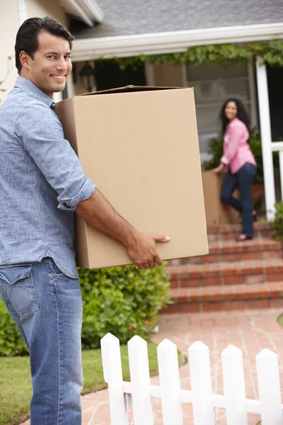 Hispanic paar verhuizen naar een nieuw huis — Stockfoto