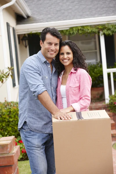 Hispanic couple moving into new house — Stock Photo, Image