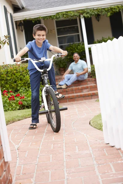 Pojke och farfar hemma med cykel — Stockfoto