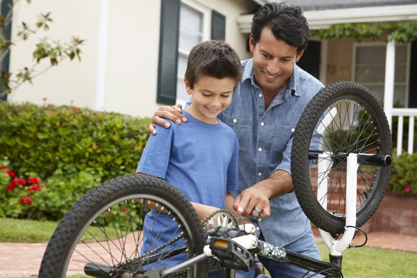 Pai e filho fixação de bicicleta — Fotografia de Stock