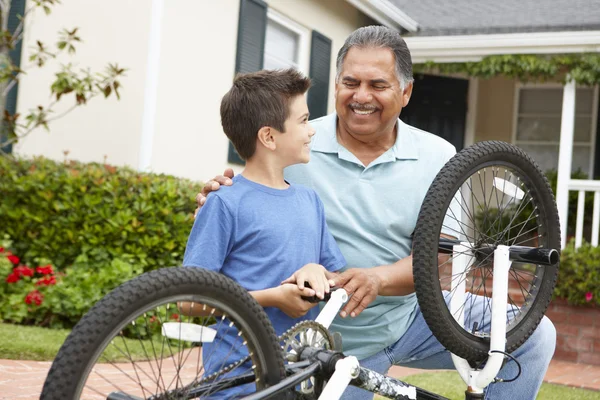 Jongen en grootvader vaststelling fiets — Stockfoto