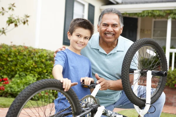 Ragazzo e nonno fissaggio bici — Foto Stock