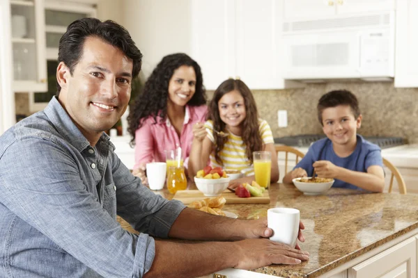Hispanic family eating breakfast — Stock Photo, Image