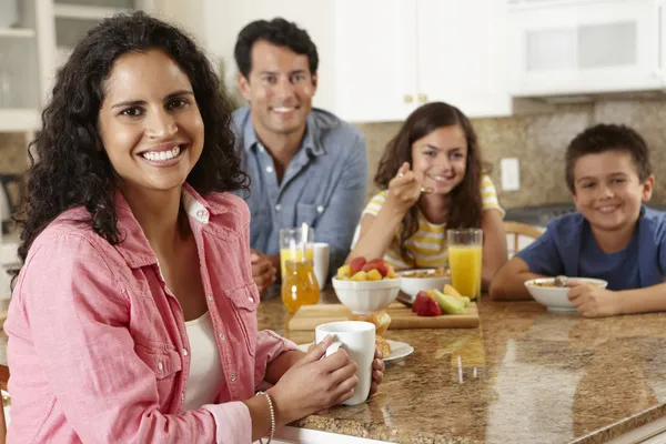 Hispanic family eating breakfast — Stock Photo, Image