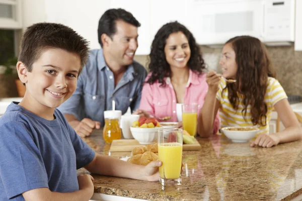 Ισπανόφωνος οικογένεια τρώει πρωινό — Φωτογραφία Αρχείου