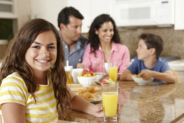Familia hispana desayunando — Foto de Stock