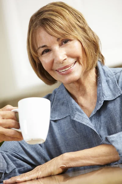 Połowie wieku kobieta pije kawę — Zdjęcie stockowe