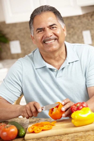 Senior man hakken groenten — Stockfoto